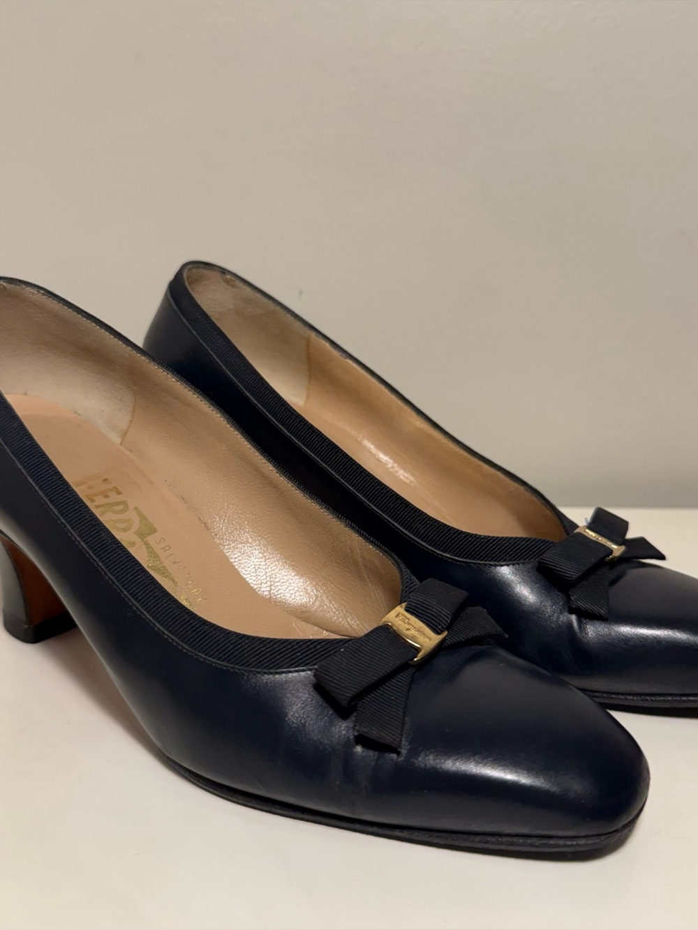 Salvatore Ferragamo Navy Blue Block Heel Bow Logo Women’s Size 5.5 Gold Pump